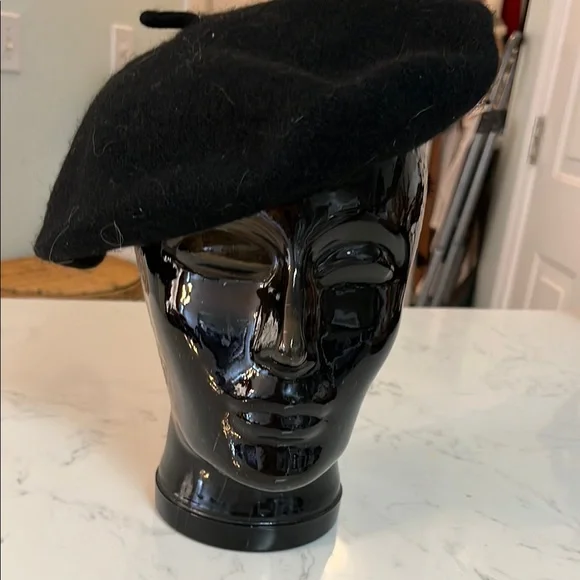 NWOT~Classic Black Beret - Picture 1 of 3